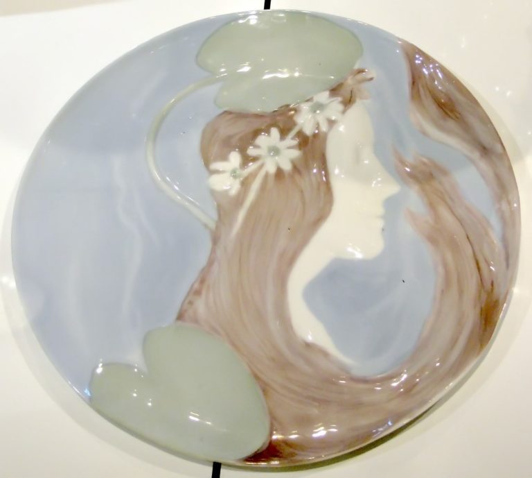 What is Underglaze Ceramics Spinning Pots