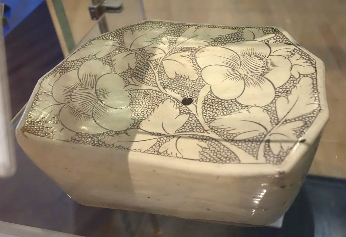 What is Sgraffito Pottery?