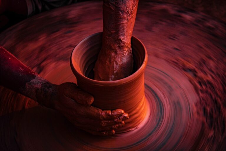 What are the Raw Materials Used in Pottery? Spinning Pots