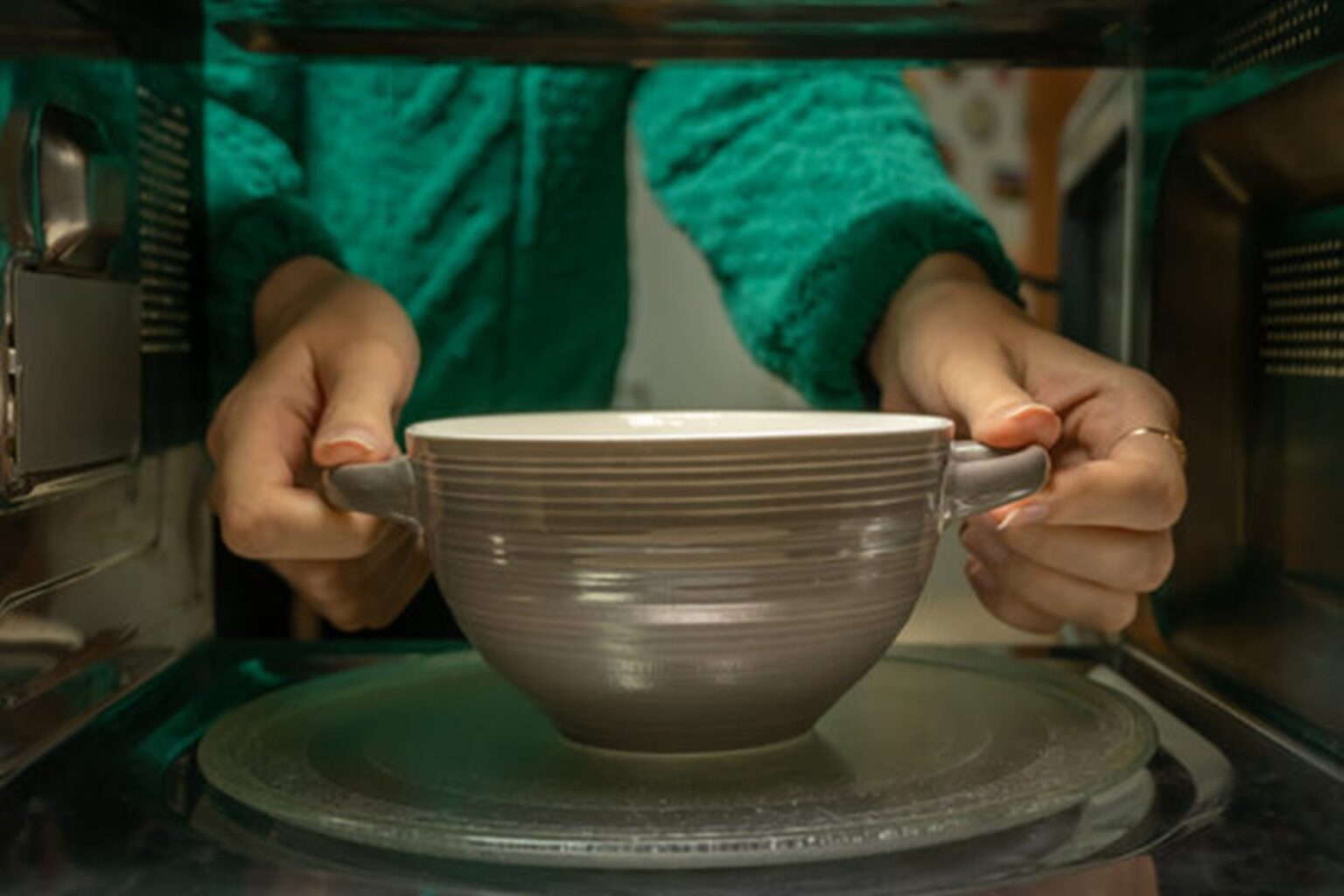 Mastering Ceramic Glaze and The Must Know Tips on Using It Spinning Pots